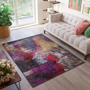 Výrazný koberec s abstraktním vzorem